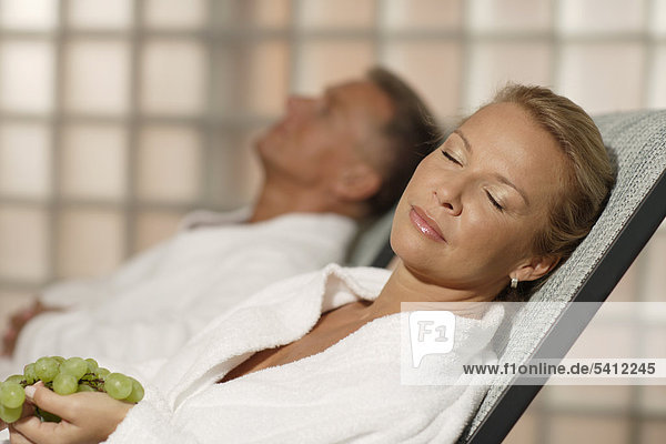 Frau  40 Jahre  und Mann  entspannen  Wellness