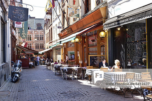 Tourists at a sidewalk cafe in the Rue des Dominicans  Brussels  Belgium  Benelux  Europe