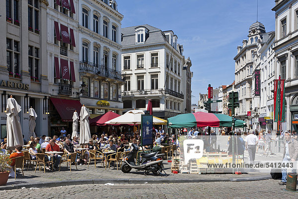Tourists at a sidewalk cafe on the Rue du MarchÈ aux Herbes  Brussels  Belgium  Benelux  Europe