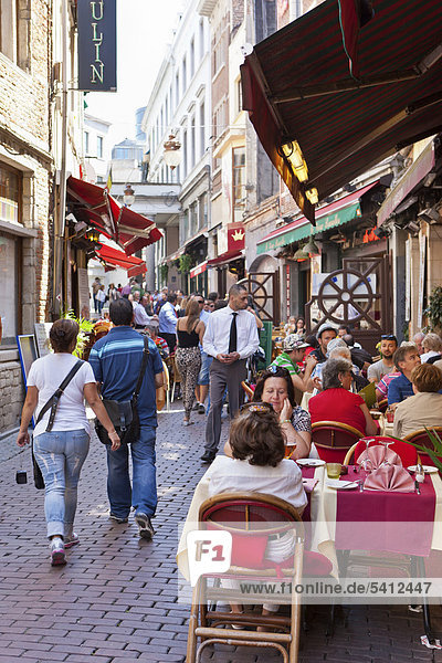 Touristen in einem Straßencafe in der Rue des Dominicains  Brüssel  Belgien  Benelux  Europa