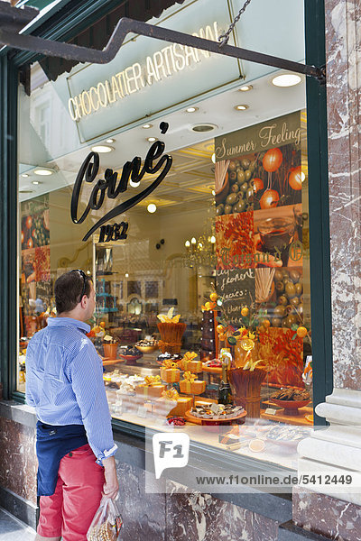 Customer in front of a typical chocolate shop in the Galeries Royales St. Hubert  St. Hubert Galleries  Galerie de la Reine  Ilot Sacre  Brussels  Belgium  Benelux  Europe