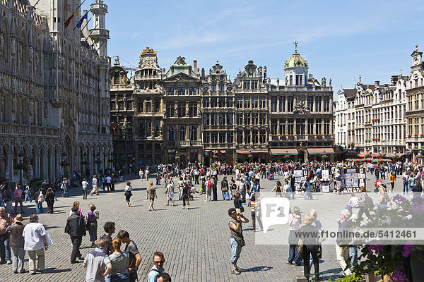 Menschen und Zunfthäuser  Gildehäuser am Grote Markt  Grand Place  UNESCO Weltkulturerbe  Brüssel  Belgien  Benelux  Europa