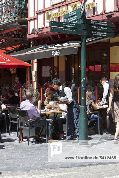 Touristen in einem Restaurant in der Rue de la Bourse  Brüssel  Belgien  Benelux  Europa