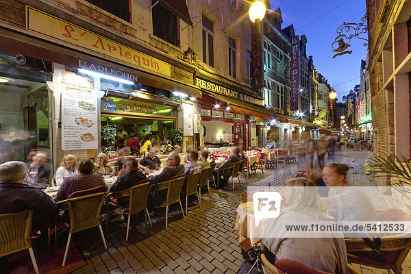 Gäste in Straßenrestaurants in der Altstadt  Beenhouwersstraat  Brüssel  Belgien  Europa