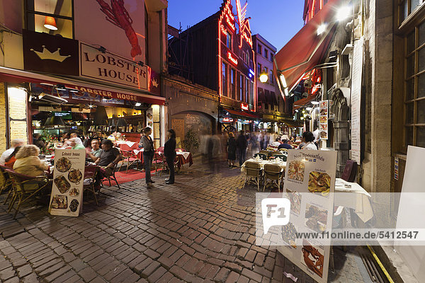Gäste in Straßenrestaurants in der Altstadt  Beenhouwersstraat  Brüssel  Belgien  Europa