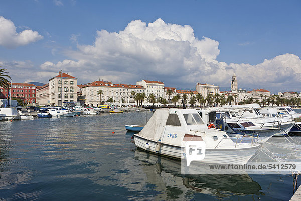 Riva promenade at the port of Split  with Diocletian's Palace at the rear  Split  Middle Dalmatia  Dalmatia  Adriatic coast  Croatia  Europe  PublicGround