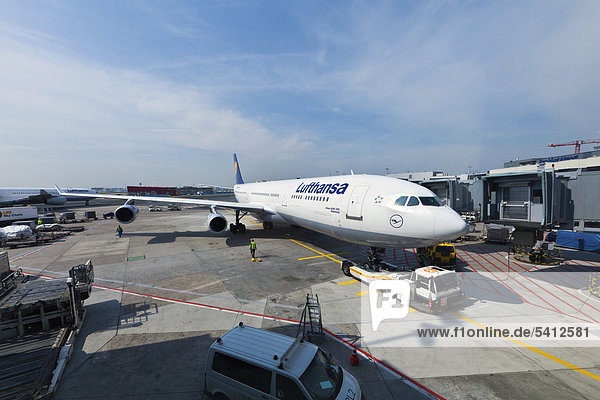Ein Airbus A340 der Lufthansa wird an das Gate geschleppt  Frankfurt  Hessen  Deutschland  Europa