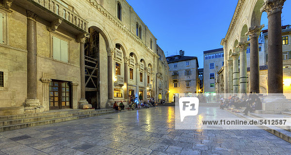 Altstadt  Diokletianspalast  Platz zwischen Peristyl und Kathedrale  Split  Mitteldalmatien  Dalmatien  Adriaküste  Kroatien  Europa  ÖffentlicherGrund