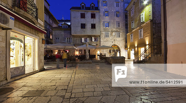 Die Altstadt mit Restaurants  Trg Brace Radic Platz  Split  Mitteldalmatien  Dalmatien  Adriaküste  Kroatien  Europa  ÖffentlicherGrund