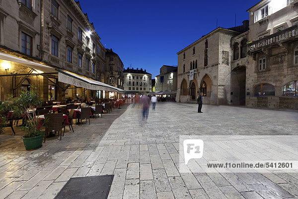 Die Altstadt mit Restaurants  Narodni trg Platz  Split  Mitteldalmatien  Dalmatien  Adriaküste  Kroatien  Europa  ÖffentlicherGrund