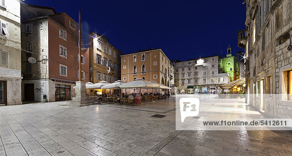 Die Altstadt mit Restaurants  Narodni Trg Platz  hinten die Porta Ferrea  Split  Mitteldalmatien  Dalmatien  Adriaküste  Kroatien  Europa  ÖffentlicherGrund