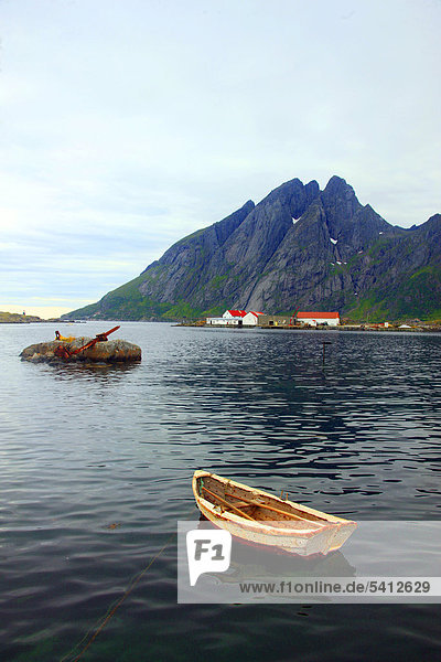 Boot  Fjord  Lofoten  Norwegen  Skandinavien  Europa