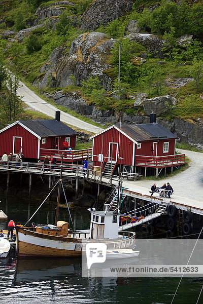 Holzhäuschen  Fischereisiedlung  Nusfjord  Lofoten  Norwegen  Skandinavien  Europa