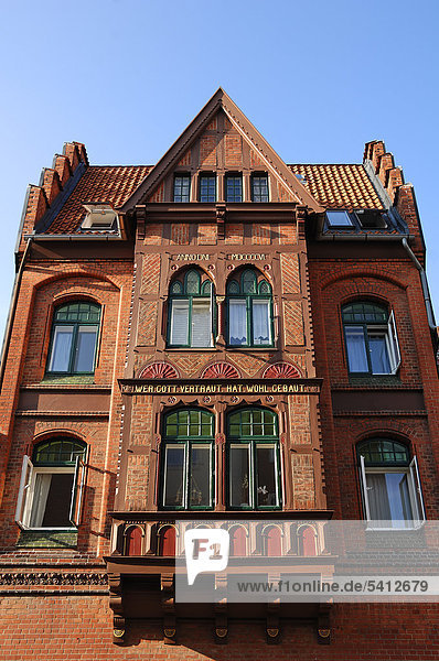 Bunt bemalter Fachwerkerker eine Hauses von 1906  Untere Schrangenstraße  Lüneburg  Niedersachsen  Deutschland  Europa