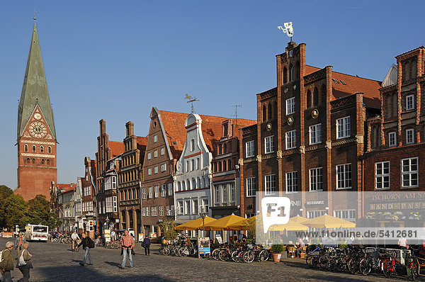 Alte Giebelhäuser  links die Johanniskirche  Am Sande  Lüneburg  Niedersachsen  Deutschland  Europa