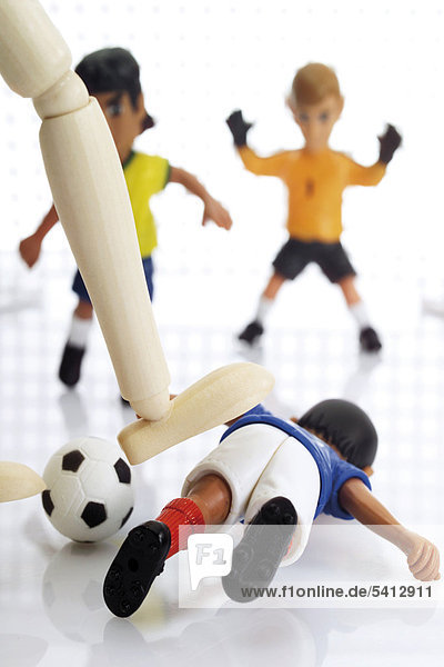Wooden leg brutally fouling a football player