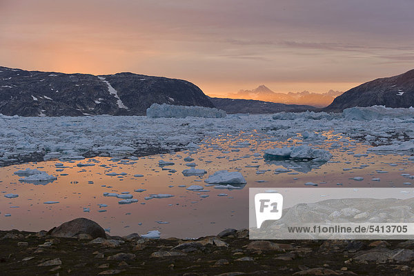 Mitternachtssonne  Eis und Eisberge  Johan Petersen Fjord  Ostgrönland  Grönland