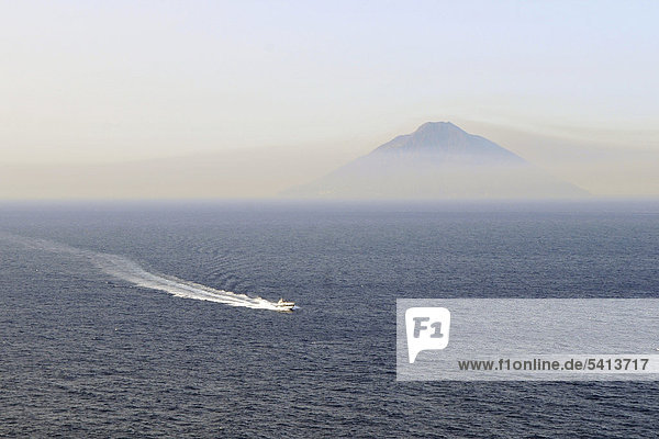 Blick auf die Vulkan-Insel Stromboli  Äolische oder Liparische Inseln  Sizilien  Süditalien  Italien  Europa