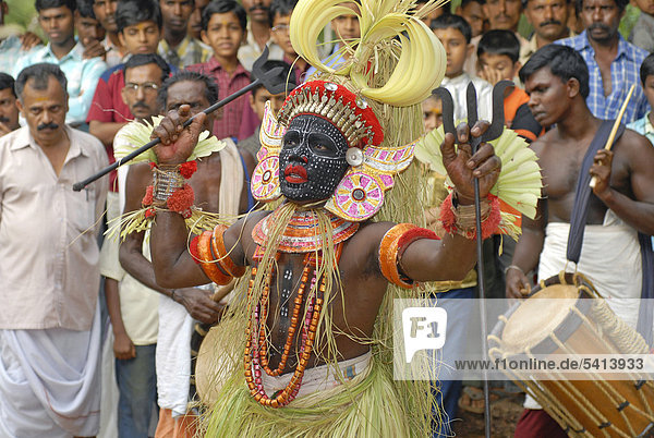 Trommler und Darsteller während eines Theyyam-Rituals  bei Kasargod  Nordkerala  Kerala  Südindien  Indien  Asien