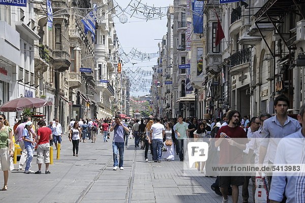 Fußgängerzone  Istiklal Caddesi  Istanbul  Türkei  Europa