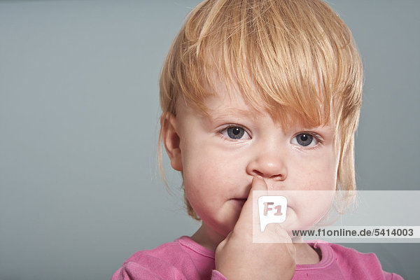 Kleinkind  Mädchen  zwei Jahre  Portrait  Nase bohren