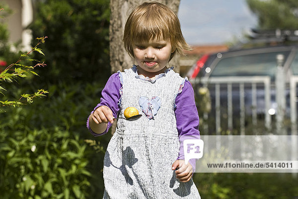 Mädchen  4 Jahre  beim Eierlaufen  Kindergeburtstag