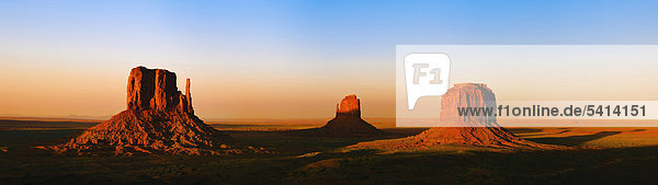 West Mitten Butte  East Mitten Butte und Merrick Butte  Monument Valley  Utah  USA