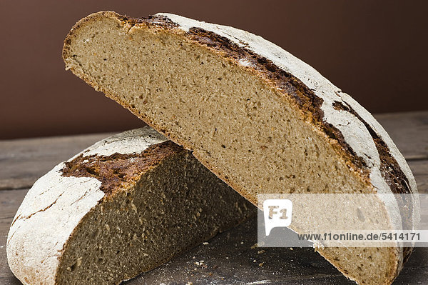Selbstgebackenes Sauerteigbrot Anschnitt Krume Roggenmischbrot in einem Haushaltsbackofen gebacken - Rezeptdatei vorhanden