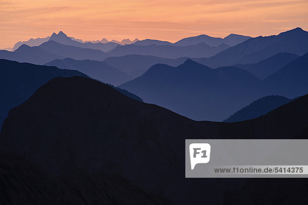 Bergpanorama zur blauen Stunde  Reutte  Außerfern  Tirol  Österreich  Europa