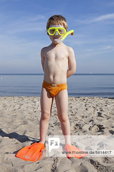 Kleiner Junge mit Taucherbrille  Schnorchel und Schwimmflossen  am Strand  Kühlungsborn  Mecklenburg-Vorpommern  Deutschland  Europa