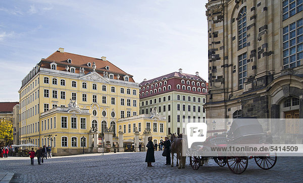 Pferdekutsche vor der Frauenkirche  hinten das Coselpalais  Dresden  Sachsen  Deutschland  Europa
