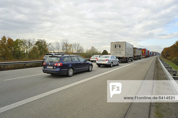 Sich bildender Autobahnstau  A61  zwischen Gau-Bickelheim und Bad Kreuznach  Rheinland-Pfalz  Deutschland  Europa