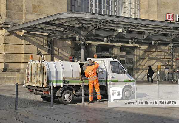 Müllmann der Stadtreinigung  Dresden  Sachsen  Deutschland  Europa
