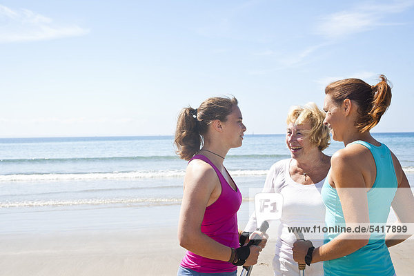 Drei Frauen am Strand