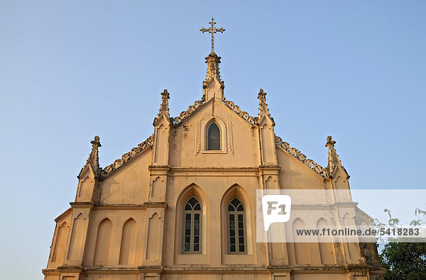 Gable der Kirche des St. Josephs College in Alleppey  Kerala  Indien