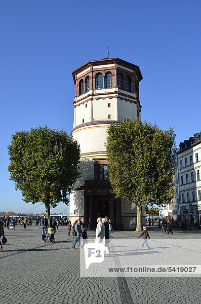 Schlossturm  Sitz des Schifffahrtsmuseums  Rheinufer  Burgplatz  Altstadt  Düsseldorf  Nordrhein-Westfalen  Deutschland  Europa