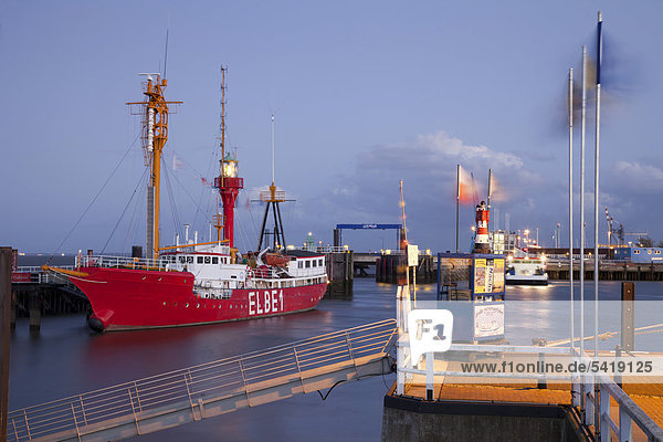 Hafen im Abendlicht  Feuerschiff Elbe 1  Nordseeheilbad  Cuxhaven  Nordsee  Niedersachsen  Deutschland  Europa  ÖffentlicherGrund