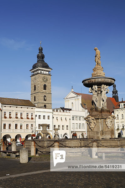 Hauptplatz mit Samsonbrunnen und schwarzem Turm von Ceske Budejovice  Budweis  Südböhmen  Böhmen  Tschechien  Europa