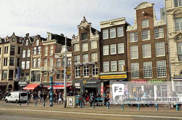 Amsterdam Hauptstadt Europa Gebäude Straße Niederlande typisch Damrak