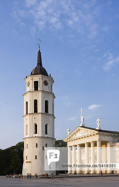 Der Glockenturm und die Kathedrale St. Stanislaus  Vilnius  Litauen  Europa