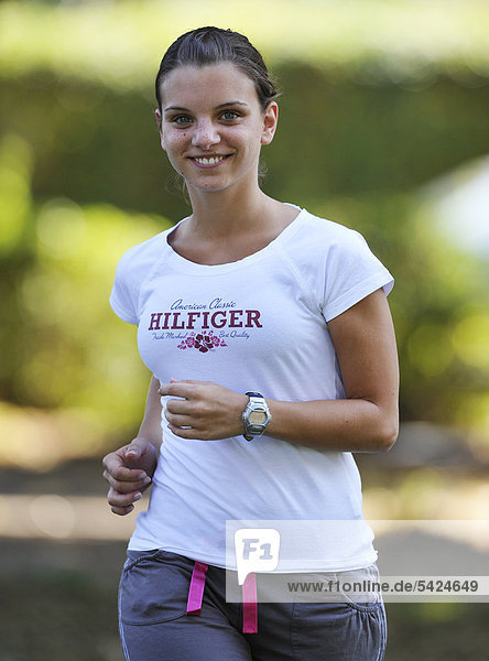 Junge Frau beim Jogging  Stuttgart  Baden-Württemberg Deutschland  Europa  ÖffentlicherGrund