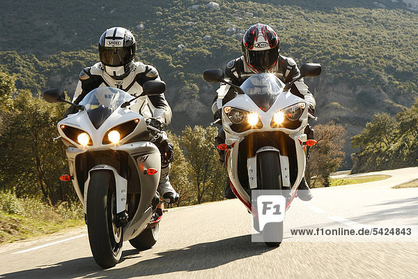 Zwei Motorräder  Yamaha YZF R1