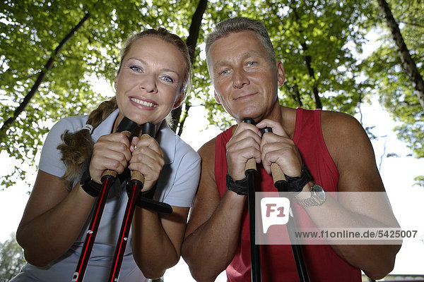 Portrait Ein Paar  Frau  42 Jahre  und Mann  52 Jahre  beim Nordic Walking