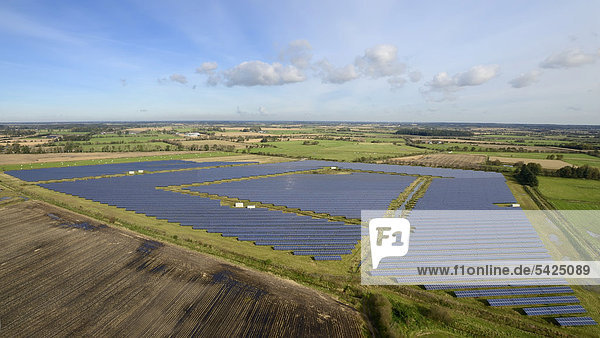 Luftaufnahme  Solarpark  Freiflächen-Photovoltaikanlage bei Sprakebüll  Kreis Nordfriesland  Schleswig-Holstein  Deutschland  Europa