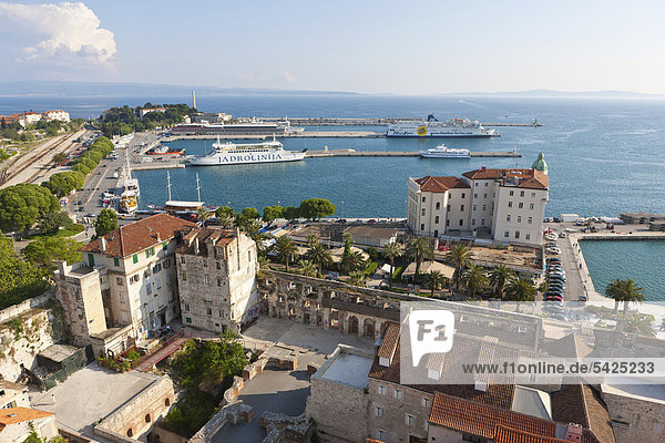Blick auf Split und den Hafen von der Offenen Säulengalerie auf dem Campanile der Kathedrale von Split  Mitteldalmatien  Dalmatien  Adriaküste  Kroatien  Europa  ÖffentlicherGrund