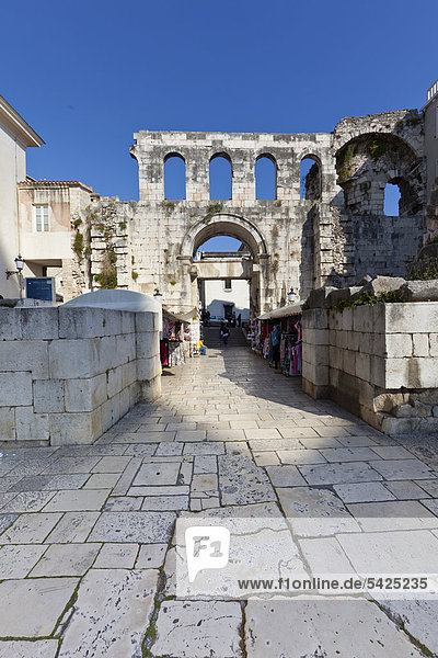 Osttor  Porta argentea  Platz zwischen Peristyl und Kathedrale  Split  Mitteldalmatien  Dalmatien  Adriaküste  Kroatien  Europa  ÖffentlicherGrund