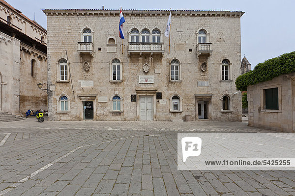 Rathaus  Altstadt  UNESCO Weltkulturerbe  Trogir  Region Split  Mitteldalmatien  Dalmatien  Adriaküste  Kroatien  Europa  ÖffentlicherGrund