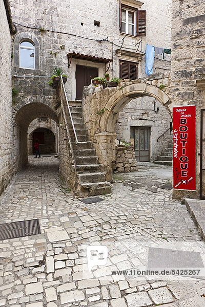 Gasse in der Altstadt  UNESCO Weltkulturerbe  Trogir  Region Split  Mitteldalmatien  Dalmatien  Adriaküste  Kroatien  Europa  ÖffentlicherGrund