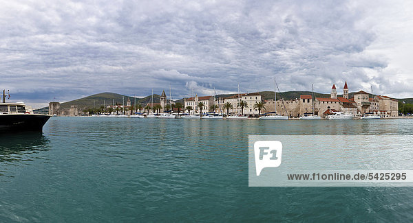 Riva promenade and palazzo  historic centre of Trogir  UNESCO World Heritage Site  Split area  central Dalmatia  Adriatic coast  Croatia  Europe  PublicGround