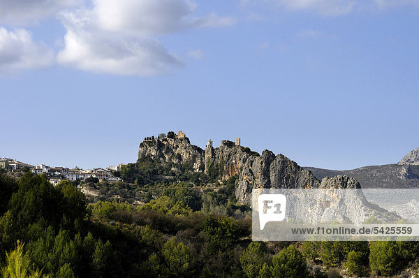 Ort auf einem Felsblock  Guadalest  Costa Blanca  Spanien  Europa